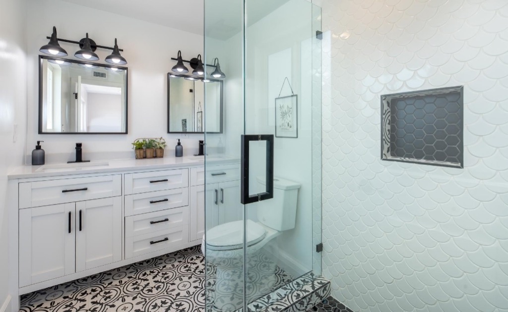 Professional bathroom tile installation in Phoenix by Aguilar Tile And Stone – custom showers, bathtubs, and counters for your remodel.